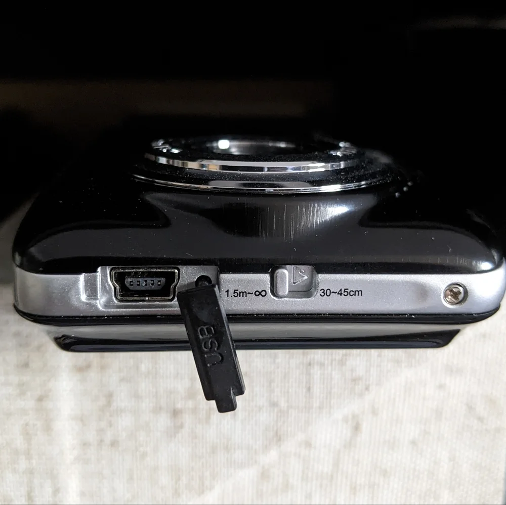 Vivitar ViviCam x029 12.1 MP Digital Camera, Case, SD Card. MISSING USB …